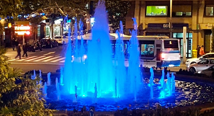 La fuente de la Puerta Zamora se ilumina este jueves de color azul te contamos el motivo