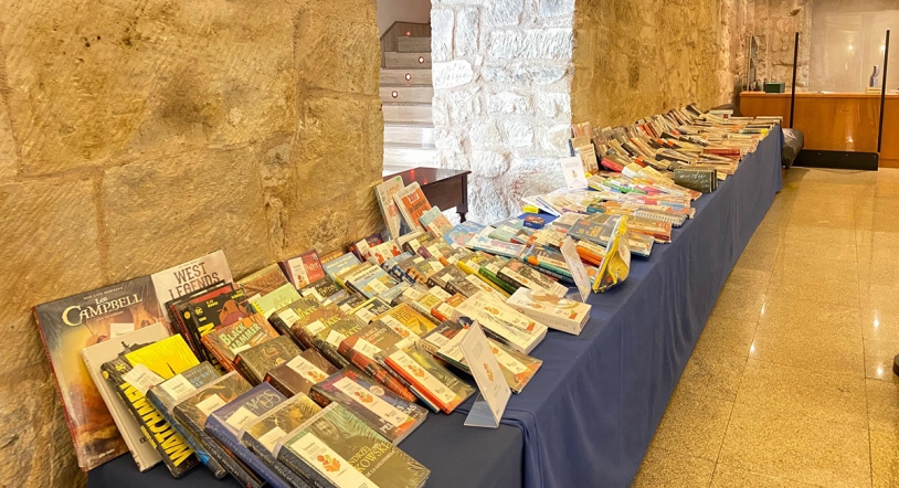 Reparto de libros por el programa de fomento de la lectura 