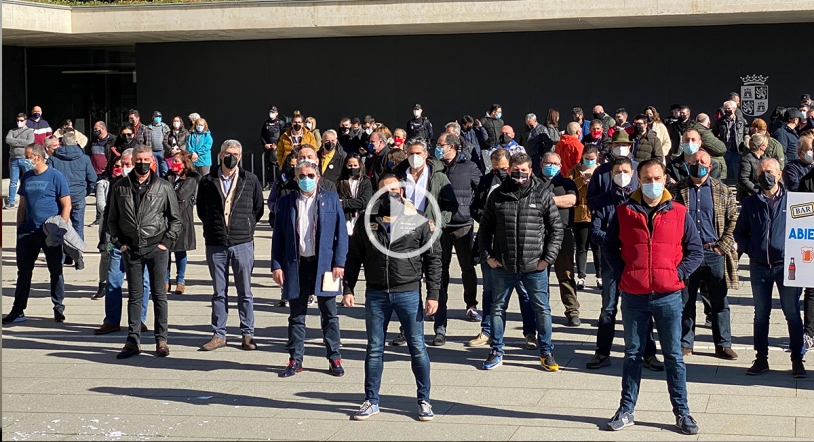 VIDEO l Los hosteleros de Salamanca se manifiestan frente a la delegación de la Junta