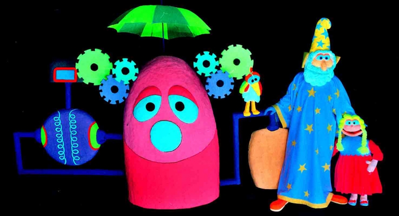 Un espectáculo de marionetas y luz negra que invita a los espectadores a reflexionar