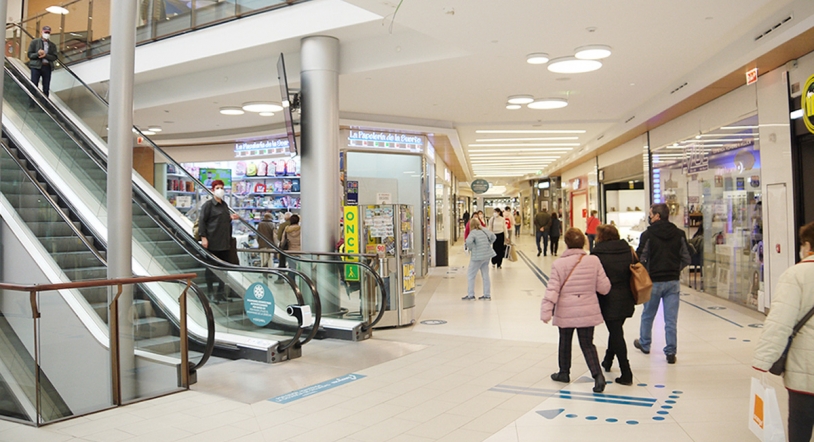 El Centro Comercial El Tormes abre al completo  