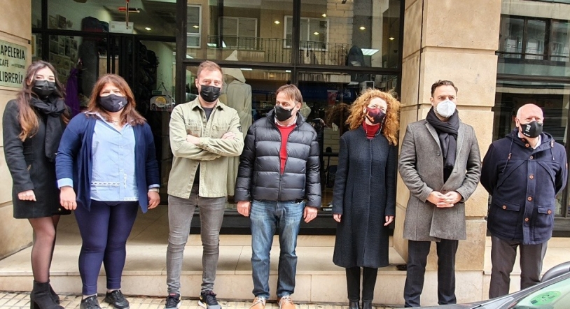 Los escaparates de los comercios de la calle Wences Moreno ya muestran la Semana Santa de Salamanca