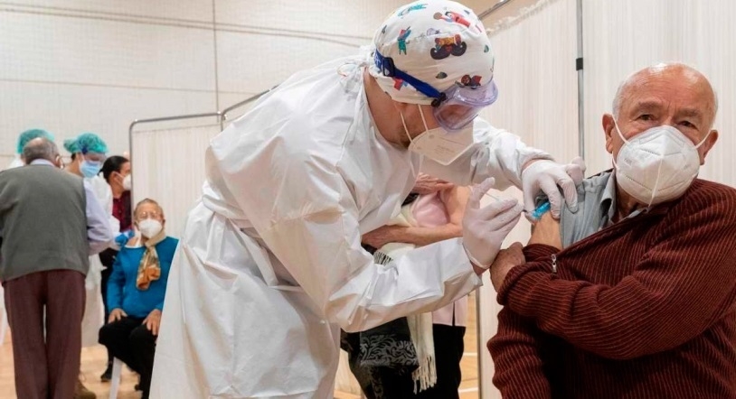 Los próximos en recibir la vacuna serán mayores de 70 a 79 años y enfermos de alto riesgo