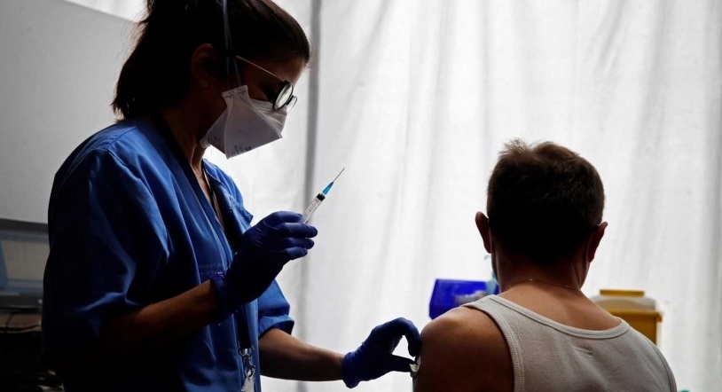 España reanudará la vacunación con AstraZeneca el próximo miércoles tras el aval de la EMA