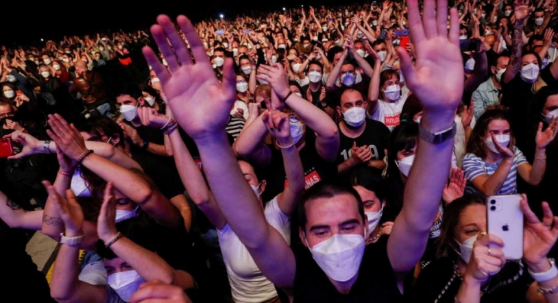 La banda de indie rock Love of Lesbian ha protagonizado este sábado el primer concierto masivo de la pandemia de la COVID-19