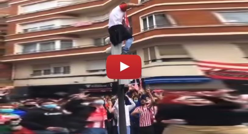 Uun aficionado del Athletic se lanza al vacío desde un semáforo y se estampa contra el suelo