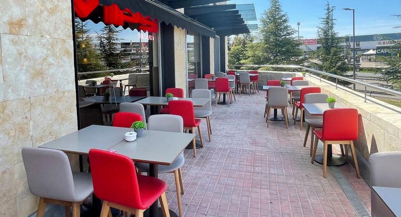 ¡Sigue disfrutando de la oferta gastronómica del Centro Comercial El Tormes en las terrazas exteriores!