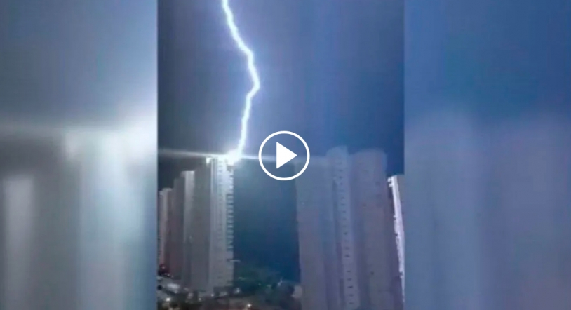 Video l Un rayo impacta contra un edificio de apartamentos en Benidorm