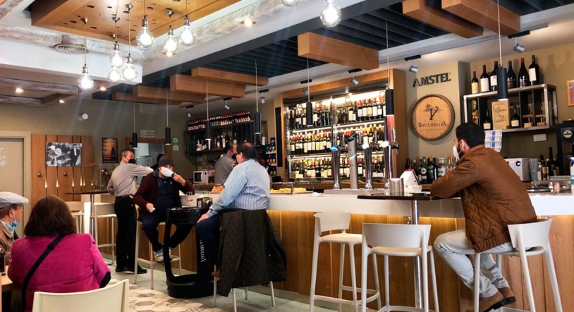 Primer día de apertura de interiores en imágenes