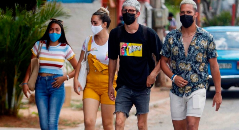 Simón ve "factible" el fin de la mascarilla en exteriores antes de julio