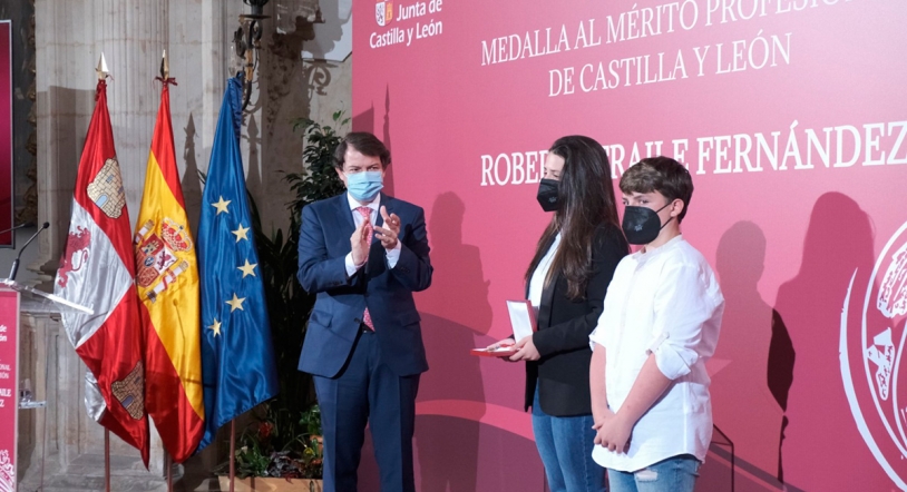 Mañueco destaca la contribución de Roberto Fraile a la defensa de la información y la libertad
