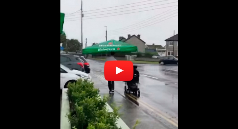Vídeo viral | El truco de un camarero para proteger a un cliente en silla de ruedas del aguacero