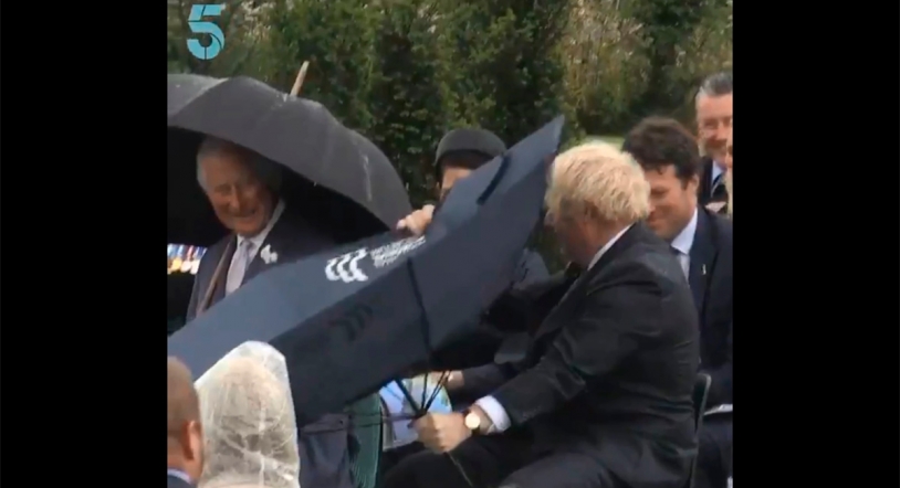 Viral | Boris Johnson se pelea con su paraguas ante la atenta mirada del príncipe Carlos