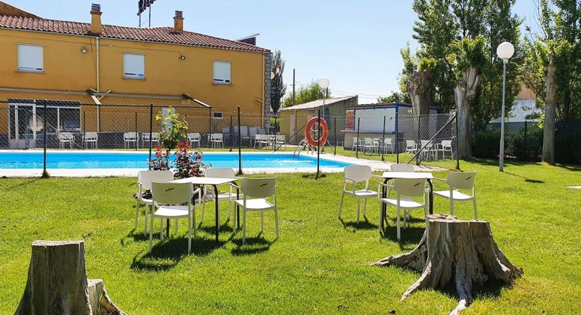 El jardín del Hostal Restaurante Carolina, un lugar ideal para tus comidas y cenas