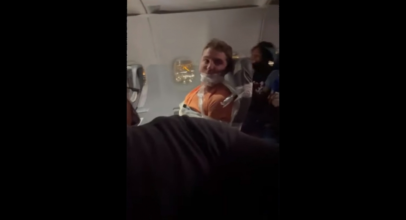 Viral | Lo atan con cinta adhesiva a su asiento por agredir a las azafatas