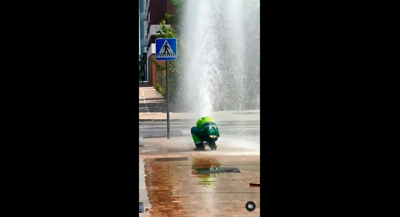 Viral | Un trabajador municipal lucha contra un enorme chorro de agua