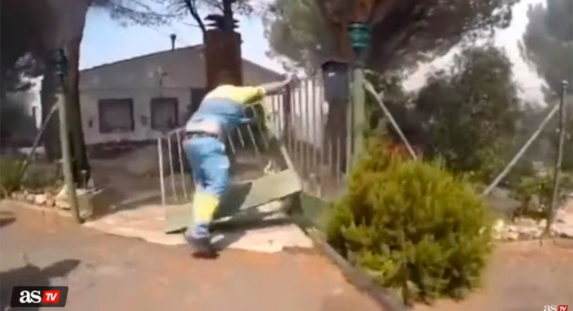 Este sanitario y su superfuerza ayudan a los bomberos en sus labores de extinción