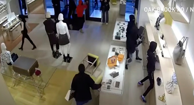 Vídeo | Desvalijan un tienda de Louis Vuitton en menos de 1 minuto ¡y con gente dentro!