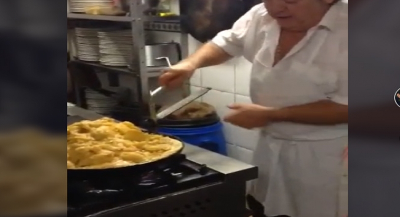 Viral | Cómo dar la vuelta a una tortilla de 57 huevos