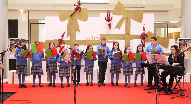 Más de 200 escolares participan en el Certamen de Villancicos del Centro Comercial El Tormes