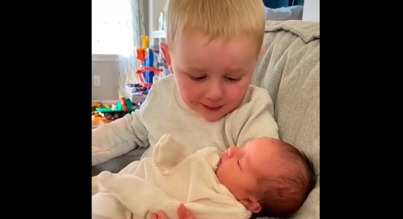 Vídeo viral | Lo más tierno que has visto últimamente: un niño sostiene emocionado a su hermana 
