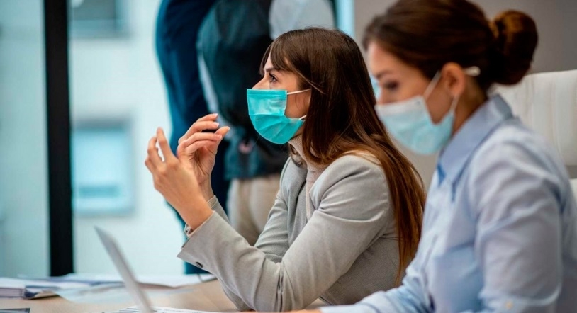 Fin de la mascarilla en interiores: ¿Pueden imponerla en mi trabajo?, ¿debo llevarla si tengo COVID?