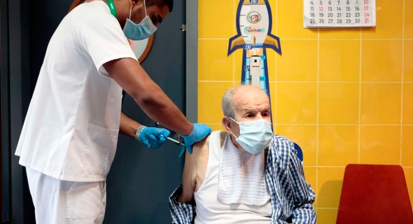 Llega la cuarta dosis de la vacuna contra la COVID-19: ¿quiénes deben ponérsela?