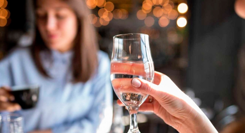 Casi el 40% de los consumidores no pide agua del grifo en los restaurantes por vergüenza