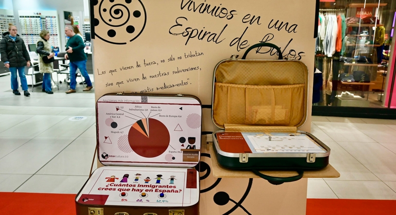 Exposición social 'Un mundo en movimiento' en el Centro Comercial El Tormes