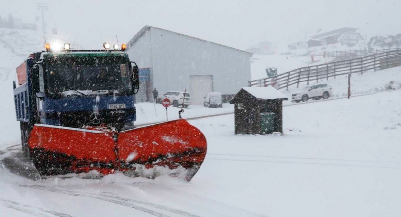 La borrasca Fien complica la circulación y deja nevadas a partir de los 300 metros