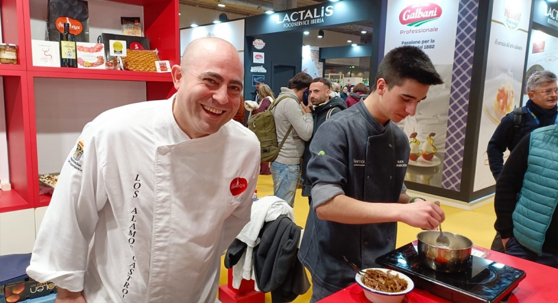Vídeo | Los Álamos GastroLab y su Hamburguesa de Ternera Charra en Madrid Fusión 2023