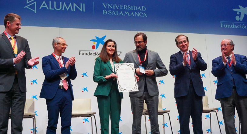 Eva González galardonada en los Premios Cum Laude de Alumni-USAL