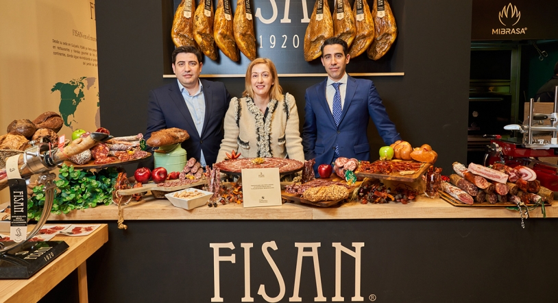 Impresionante mesa exposición con los mejores productos de Ibéricos FISAN en Salón Gourmets