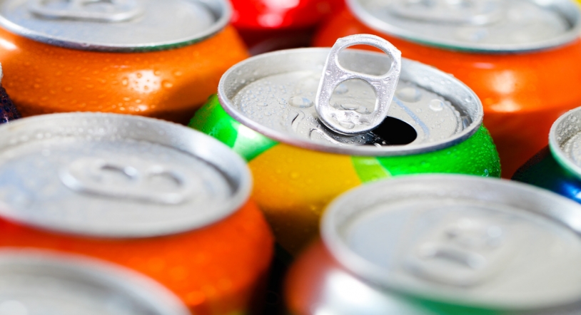 Los refrescos tienen 100 veces más plastificantes que el agua