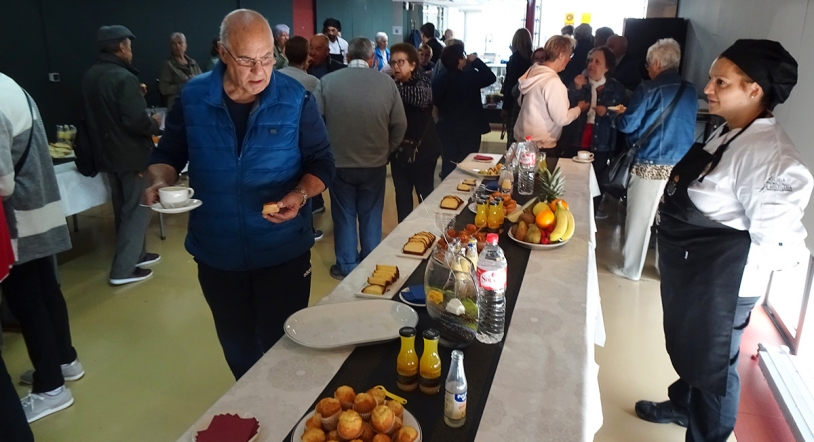 Más de 60 mayores de Santa Marta disfrutan de un desayuno saludable en la Escuela de Hostelería