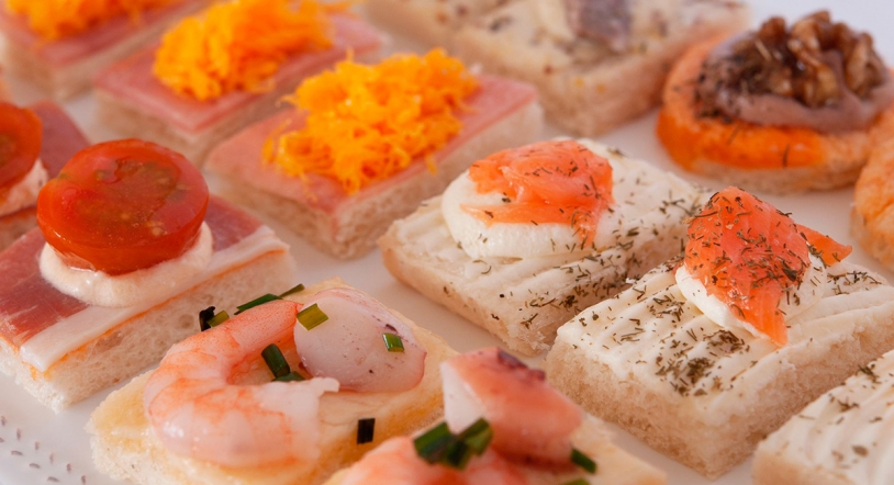 Canapés, Saladitos y Pastelitos de Confitería Santa Lucía que 'brillarán' con luz propia en tus eventos