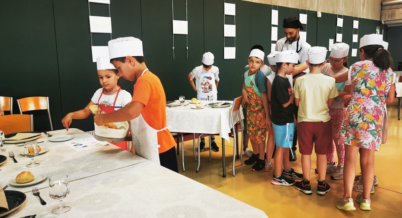 Escolares del Carmen Martín Gaite hacen de 'minichefs' en la Escuela de Hostelería de Santa Marta