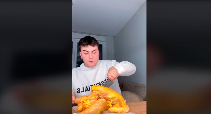 Viral | La reacción de un joven al cortar un pollo entero por primera vez consigue 27 millones de visitas