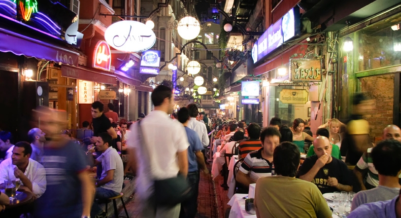 Rechazo total a la propuesta de Díaz de adelantar la hora de cierre de los restaurantes