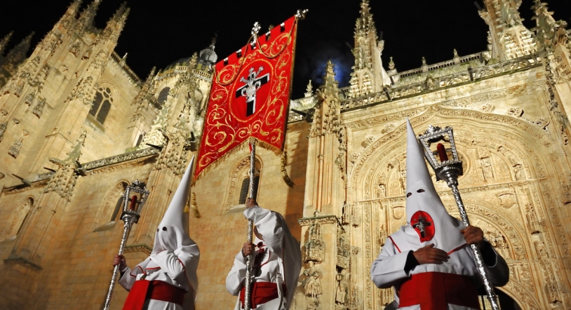 Recomiendan a restaurantes de la Rúa que apaguen las luces al paso de las procesiones