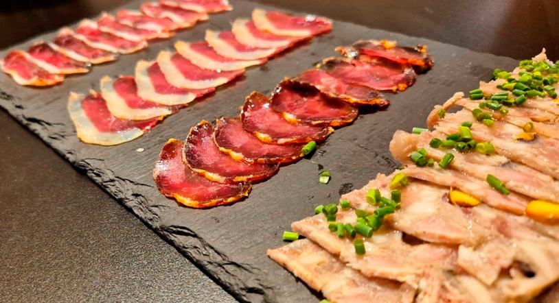 Nueva tabla artesanal de fiambre y curados ibéricos de Oroviejo