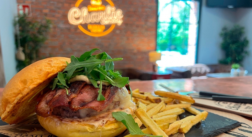 Charlie Comedy y sus 19 estilos de burger con sabores inigualables 