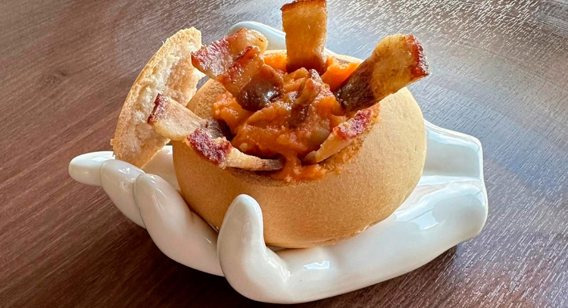 'Mollete de patatas meneás con torreznos' la tapa que aspira a ganar el concurso 'Entre Panes' 2024