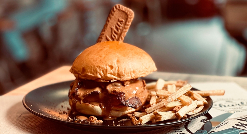 Llega una nueva burger a Charlie Comedy a la que no te podrás resistir: ¡La hamburguesa Lotus! 
