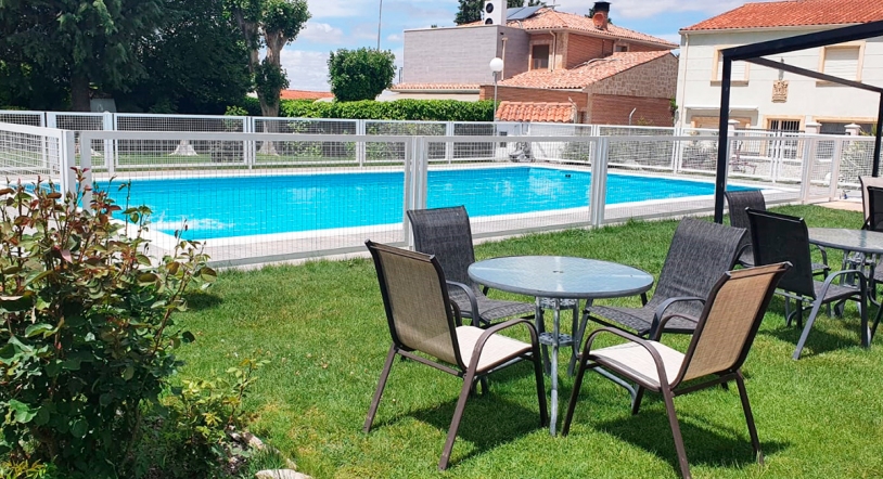 Piscina y gastronomía este verano en Hostal Restaurante Carolina