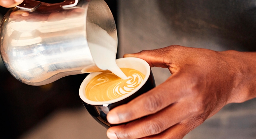 8 de cada 10 españoles añaden leche al café