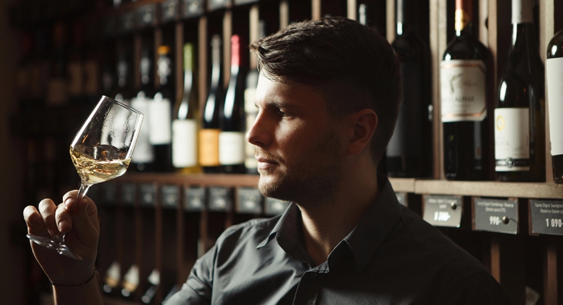 ¿Cuánto cobra un sommelier, un coordinador/a de eventos o un chef repostero/a?