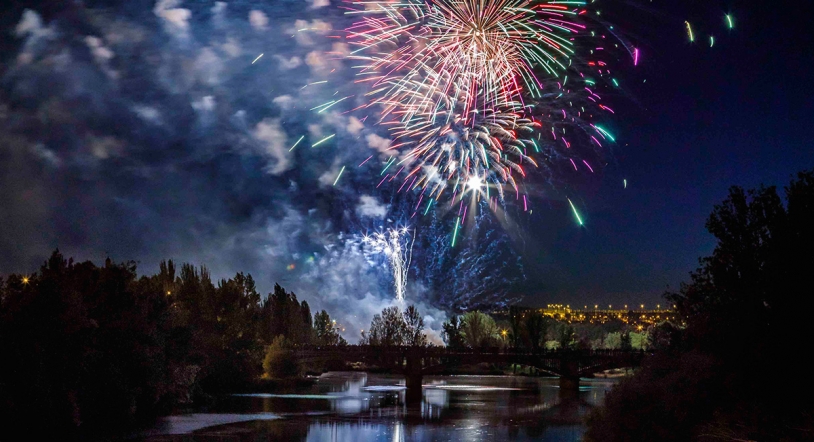 El espectáculo de ballet aéreo y los fuegos artificiales ponen hoy el broche final a los actos festivos