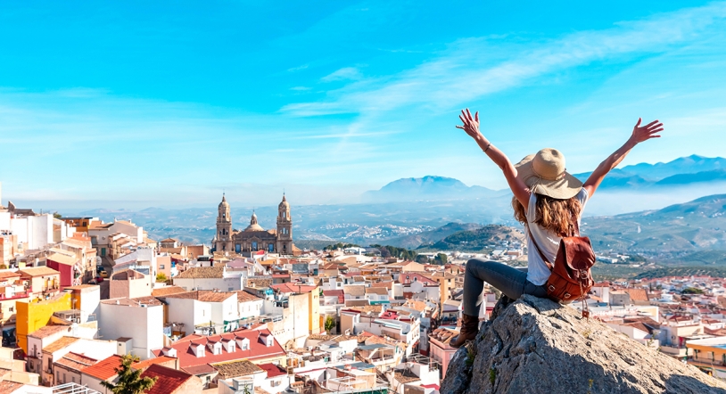 Radiografía de los viajeros más activos del verano 2025: madrileños, catalanes y andaluces marcan la pauta
