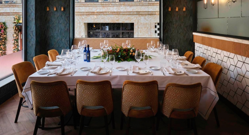 Todo listo en El Mesón de Gonzalo para sentarte a su mesa, llevar contigo su gastronomía, o sorprender